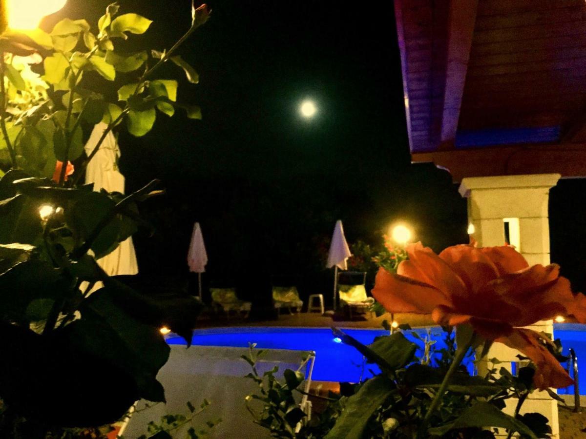 Mirella Charming Bed & Breakfast Alberobello Bagian luar foto